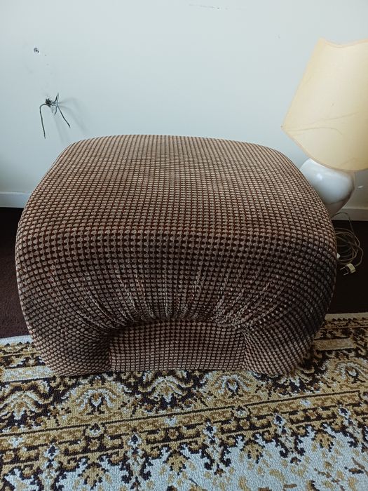 Puf castanho em bom estado de conservação