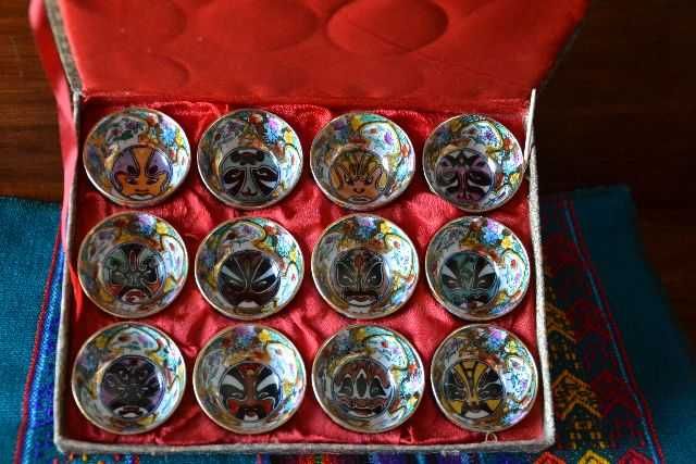 Caixa com 12 tacinhas em porcelana chinesa.