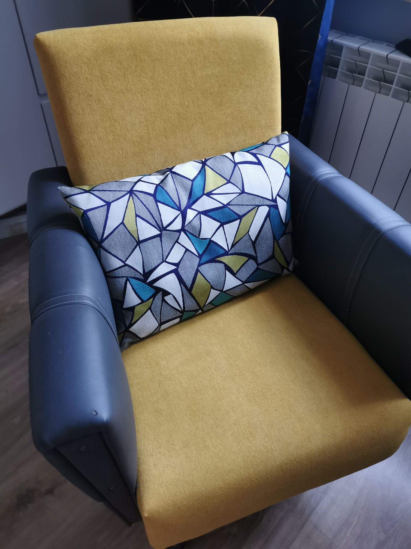Fotel vintage, PRL obrotowy kolorowy poduszki