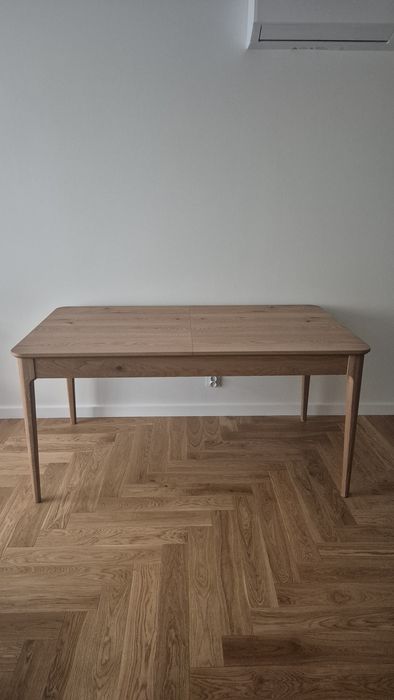 Stylowy stół do jadalni lub salonu