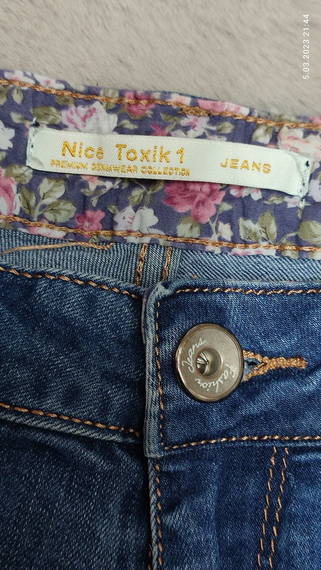 Niebieskie jeansy damskie z przetarciami Nice Toxik 1