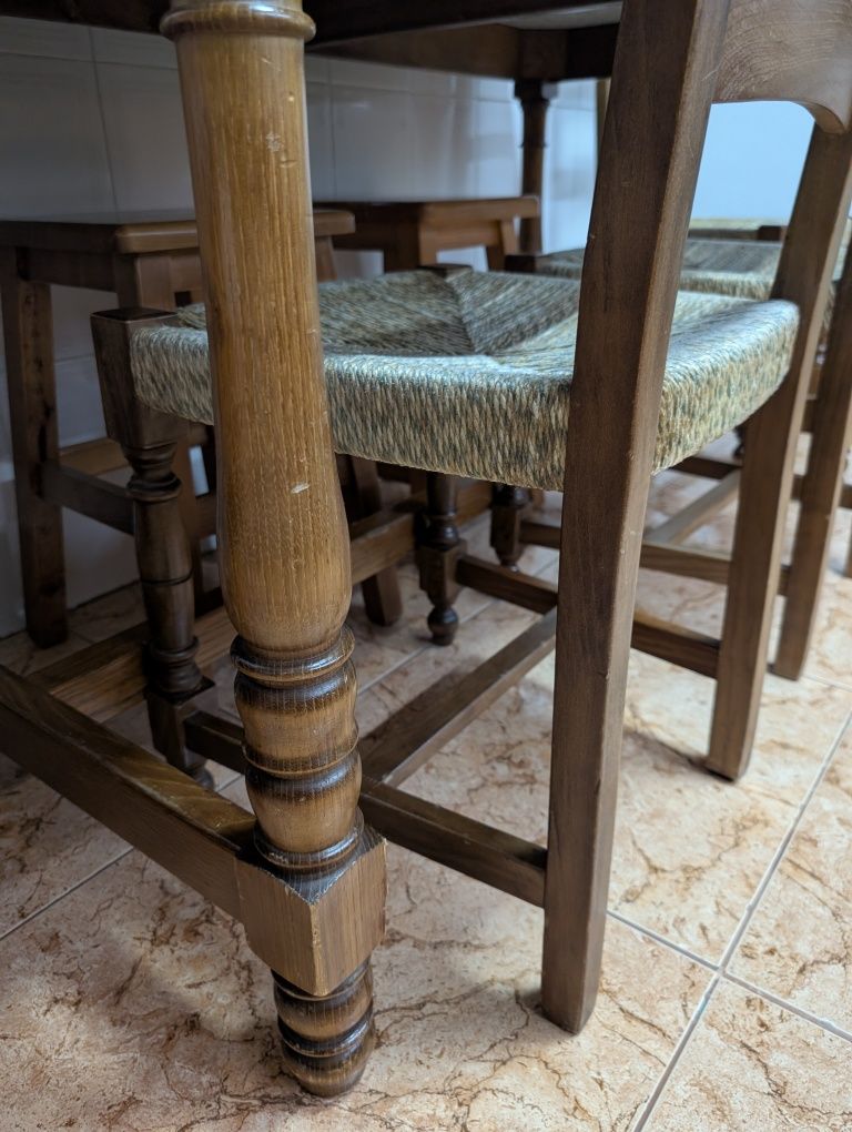 Conjunto mesa e quatro cadeiras