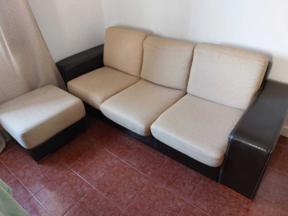 Sofá 3 lugares + Puff Bom estado