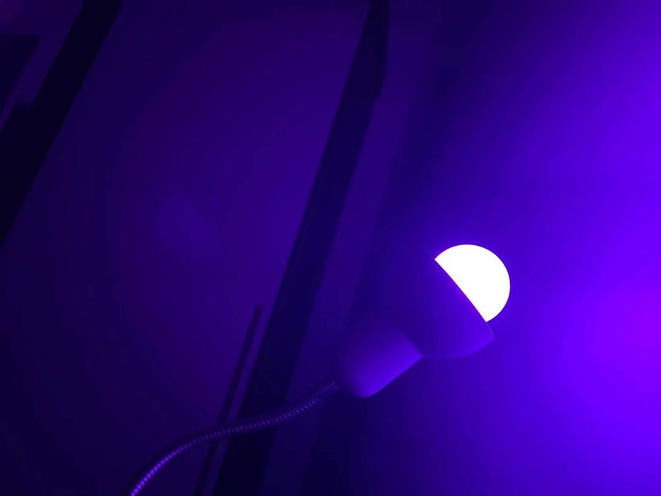 Żarówka LED RGB 10W E27 + Pilot | 16 kolorów, ściemnialna, zestaw