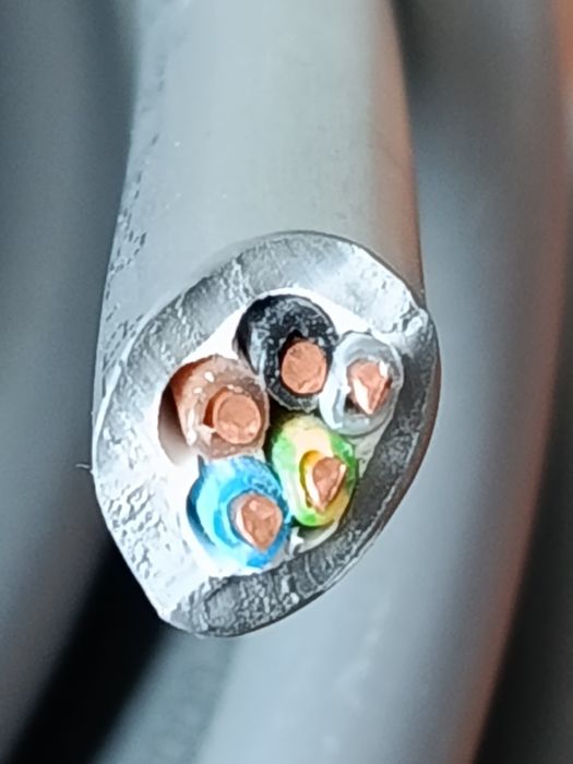 Kabel 5x2.5 milimetra, ±20 m.