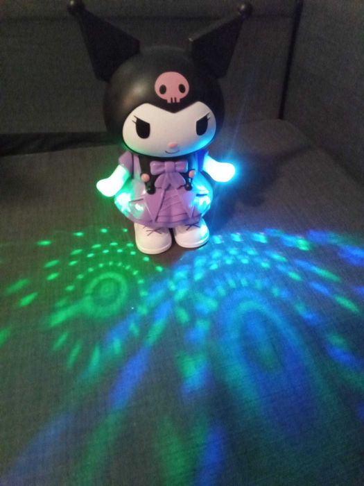 Kuromi da hello Kitty com luzes de festa dança e musica 26 cm