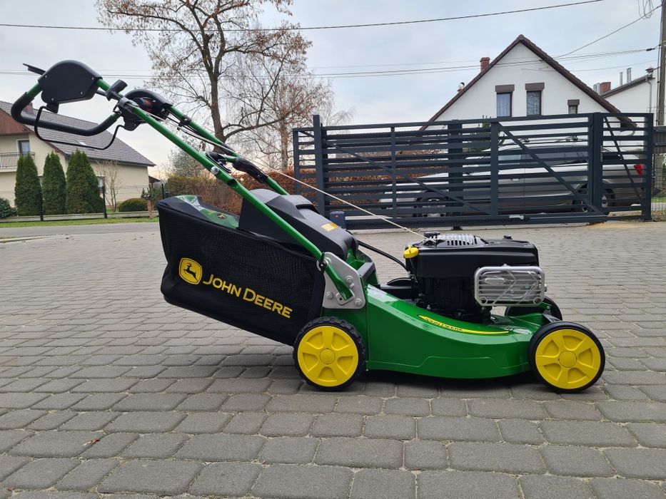 Sprzedam Nową kosiarkę spalinową John Deere R47V 2,8kW, 47cm