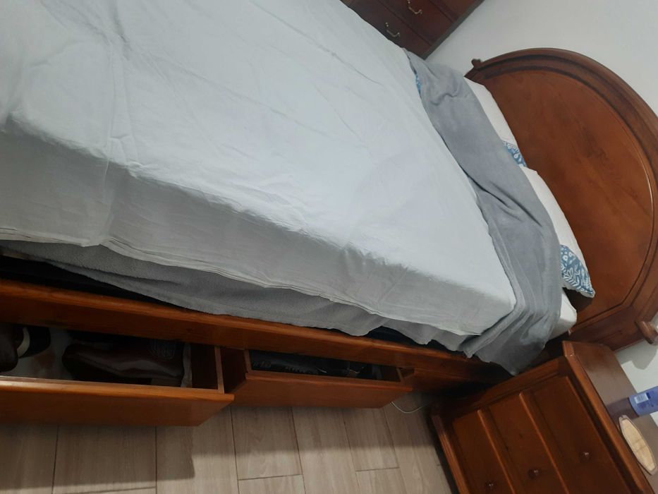 Cama de casal , com estrado e 4 gavetas