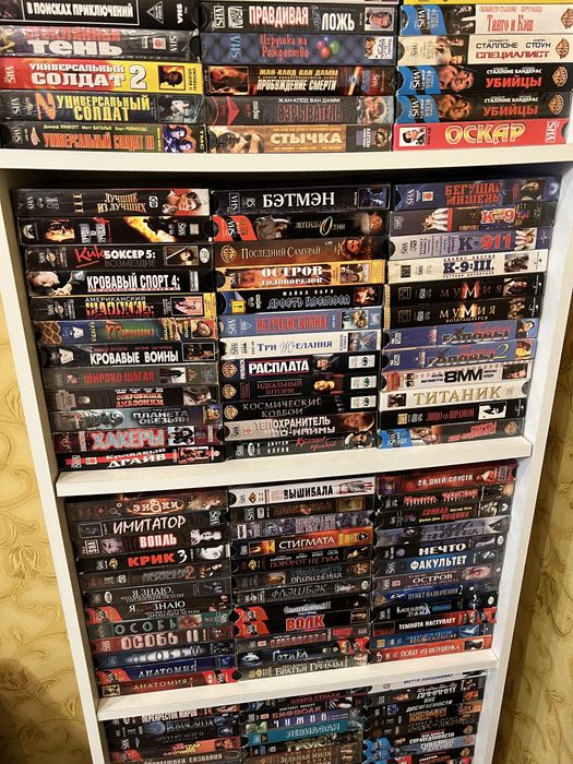Відеокасети з різними фільмами