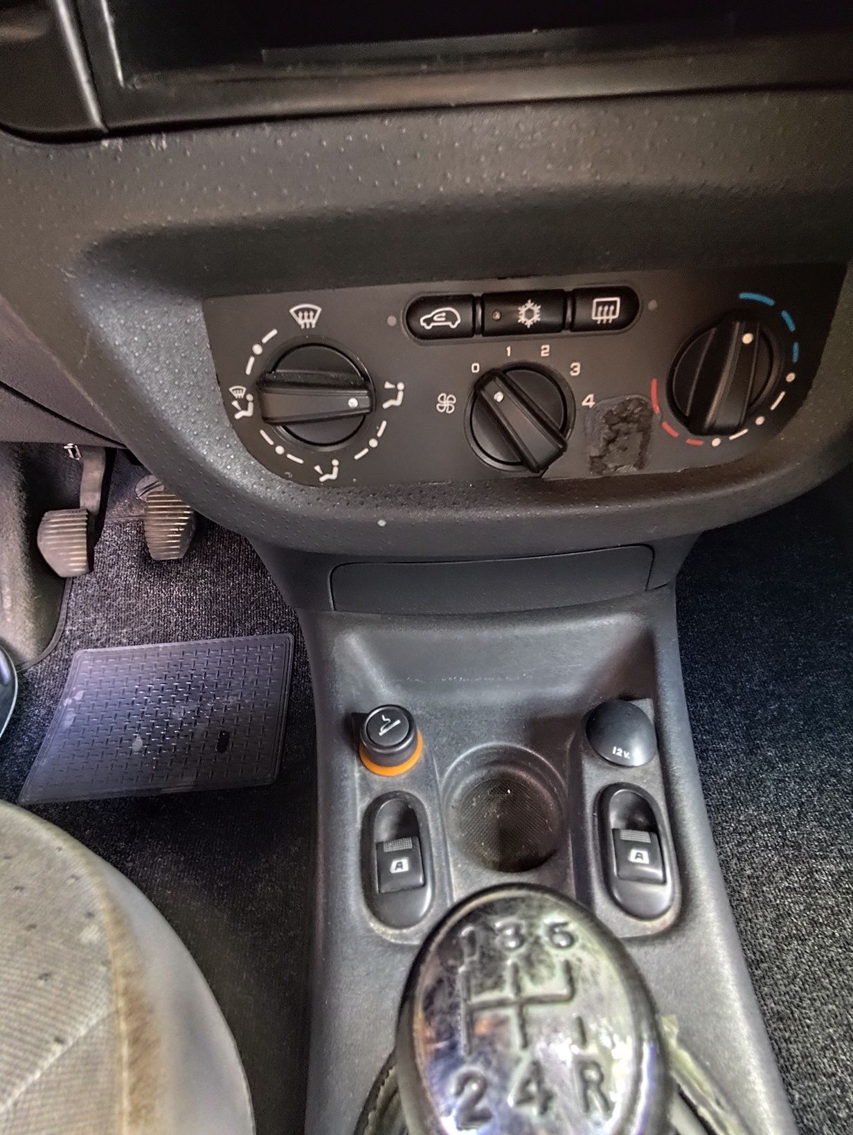 Troco por moto ou vendo Citroen C3 1.4HDI ano 2004  em bom estado mecâ