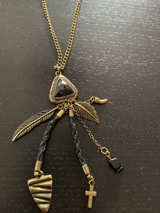 Colar comprido dourado e preto