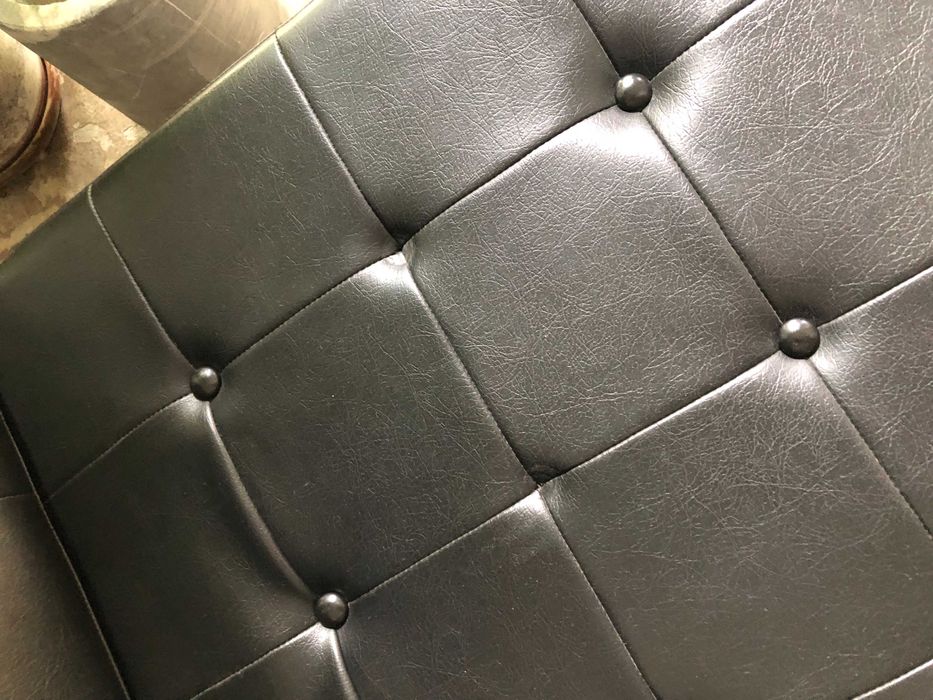 2 cadeirões pretos, modernistas em capitoné