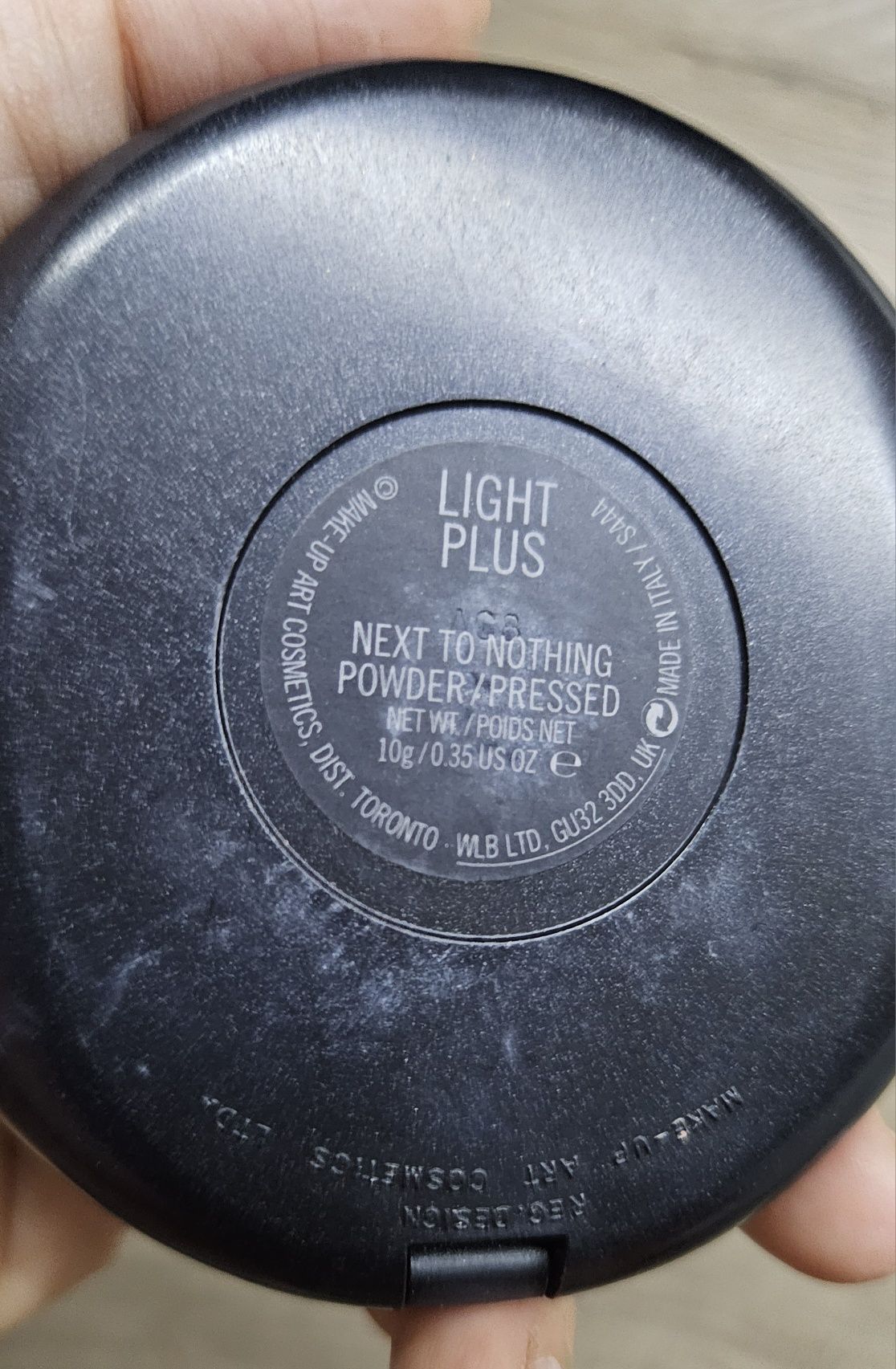 Mac puder next to nothing light plus makijaż