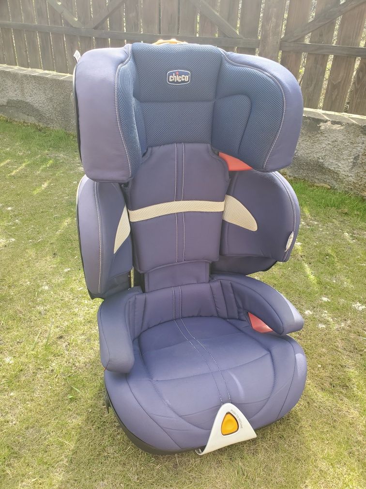 Дитяче автокрісло Chicco 15-36кг