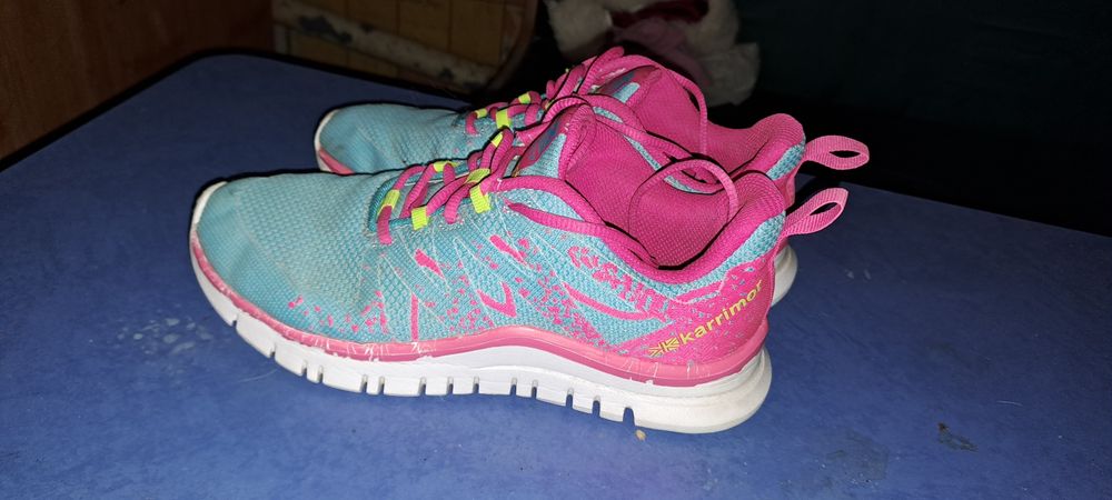 Продам женские кроссовки