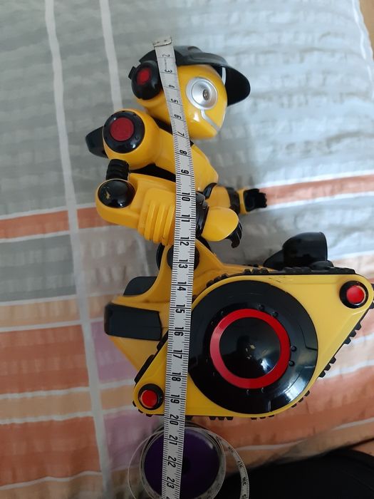 Robot na gąsienicach jeździ świeci
