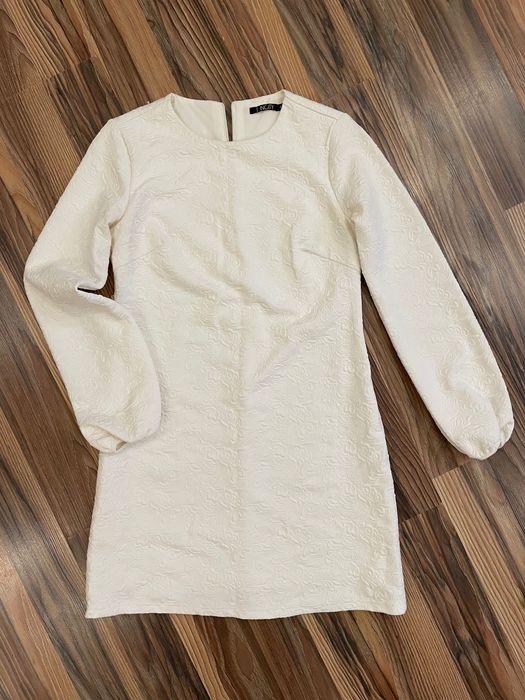 Белое платье с выбитым рисунком