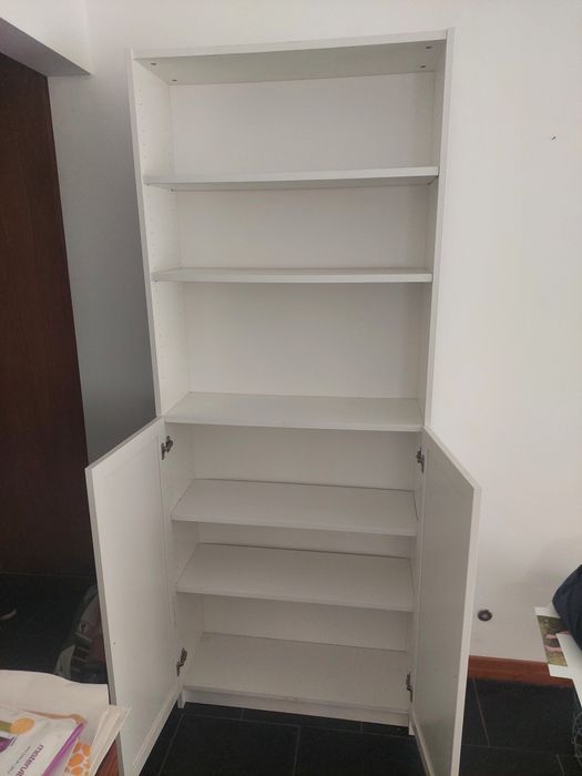 Estante BILLY IKEA com duas portas inferiores
