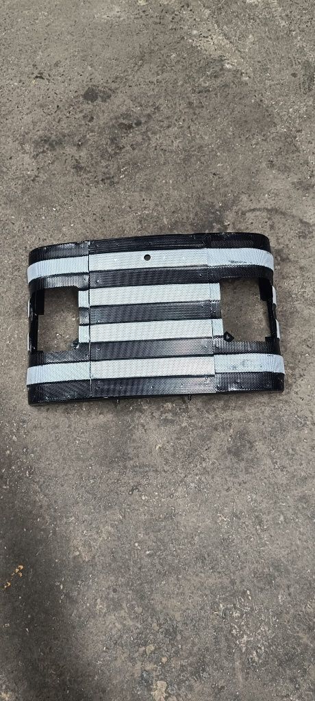 Części do Massey Ferguson różne modele: grill, antrapa, maska itp.
