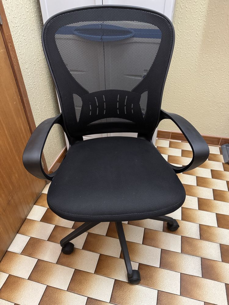 Cadeira de escriório preta com rodas