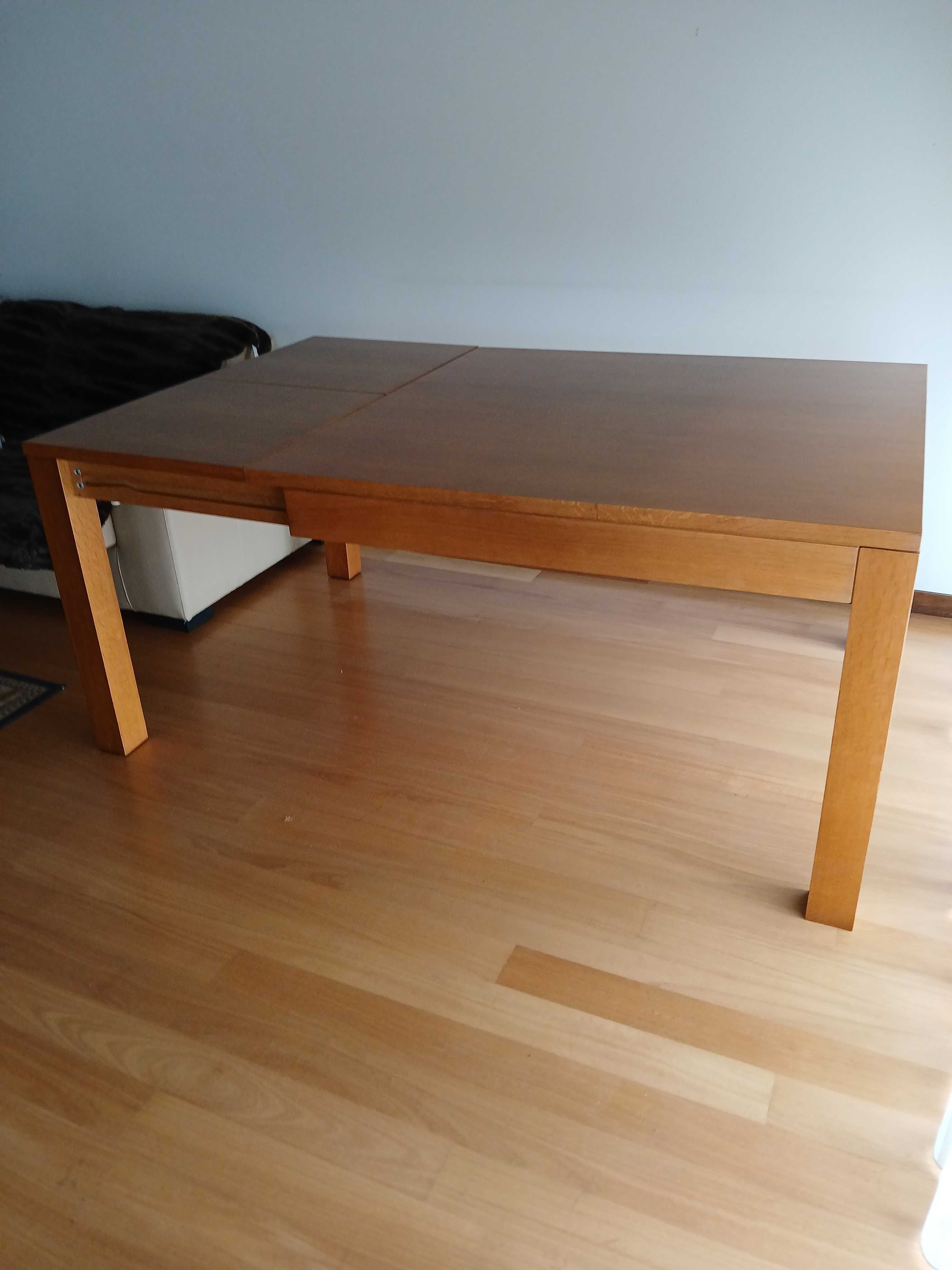 Mesa de sala de jantar em cerejeira