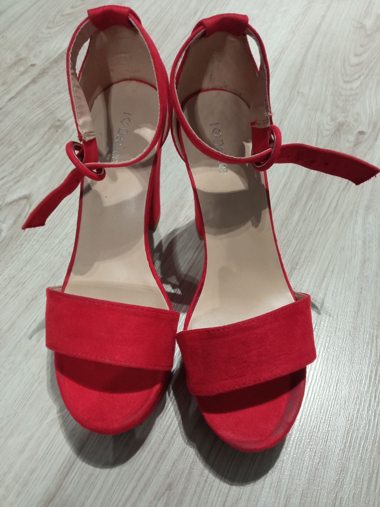 Czerwone sandały na koturnie