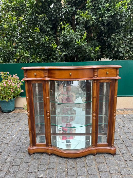 Vitrina em madeira com vidro