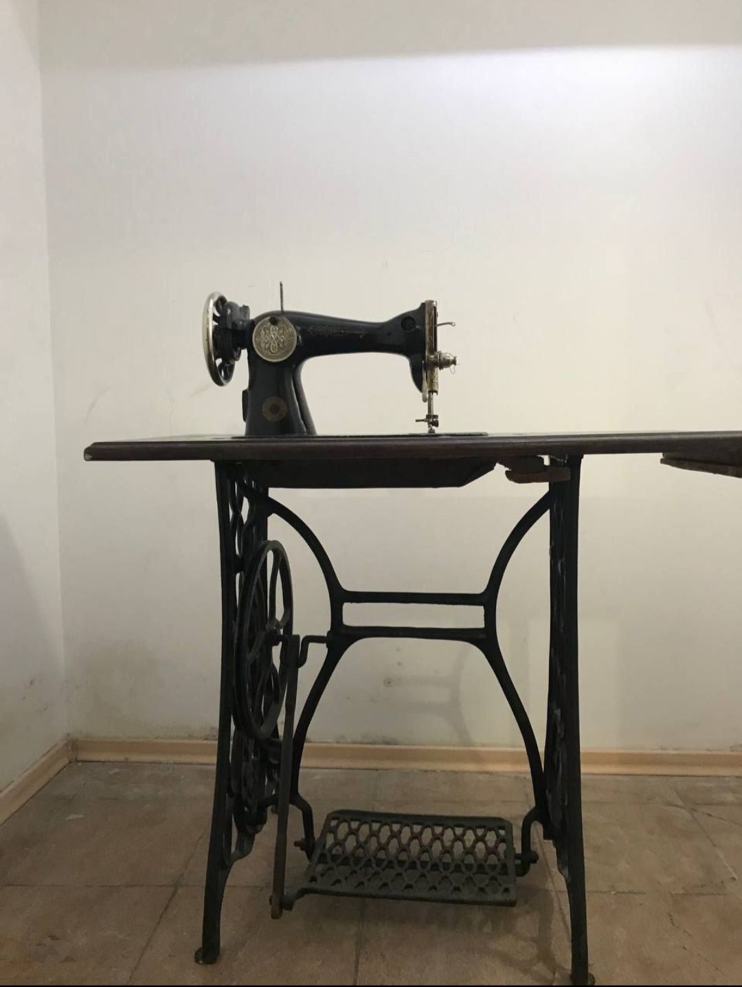 Швейная машинка чугунная станина SINGER ,столик