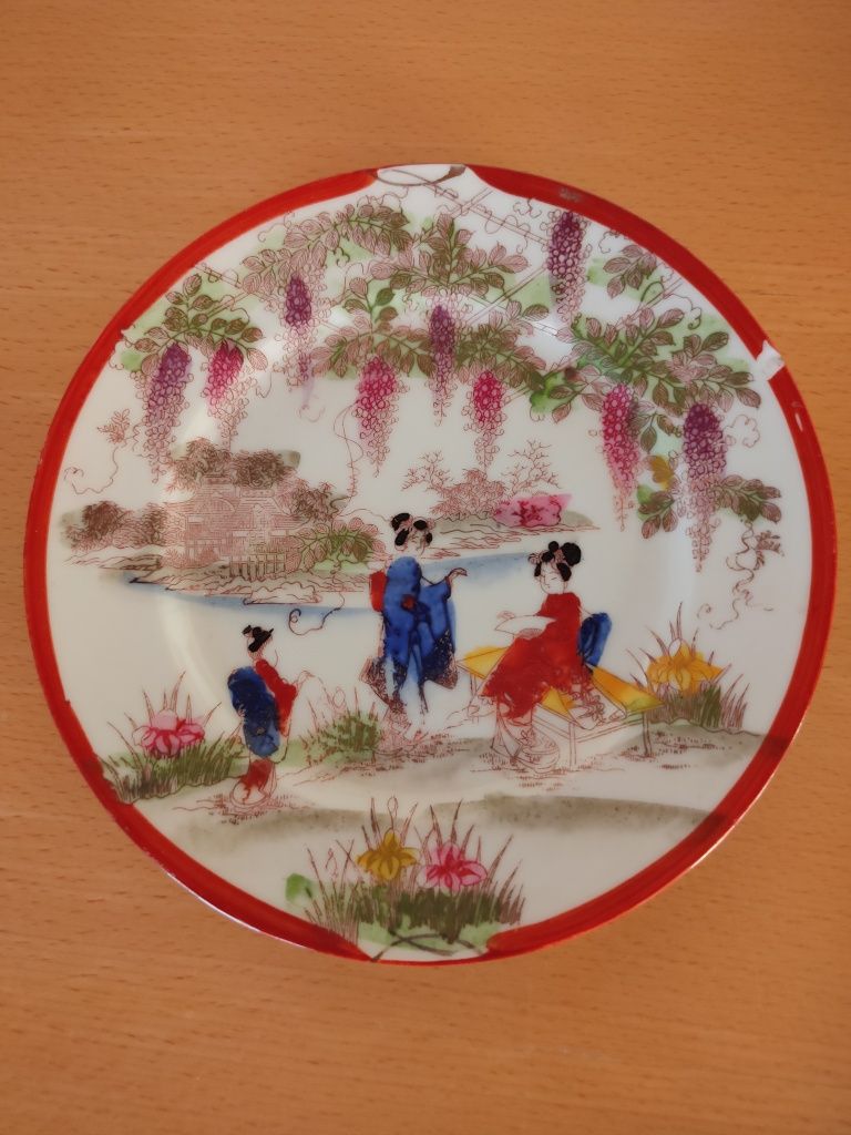 Conjunto de pratos em porcelana japonesa.