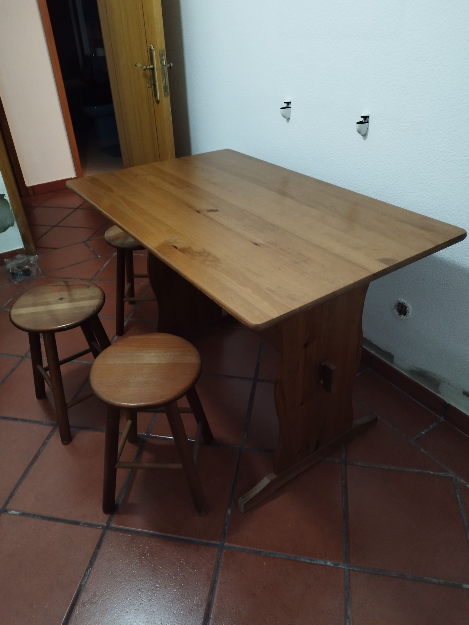 Mesa de cozinha e 3 bancos