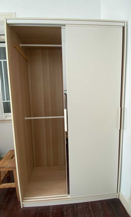 Armário, 2 portas deslizantes (1 com espelho) - IKEA - em ótimo estado