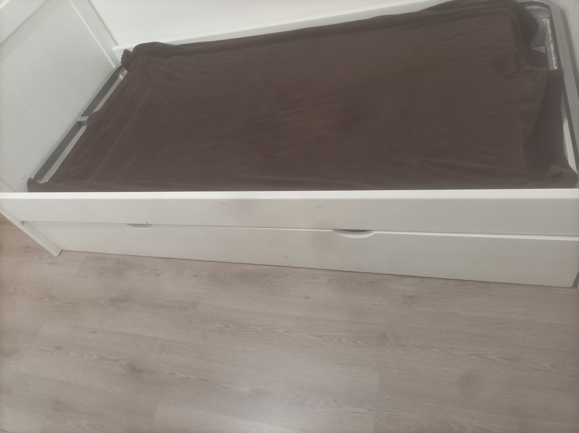 Cama de solteiro dupla com gavetão.