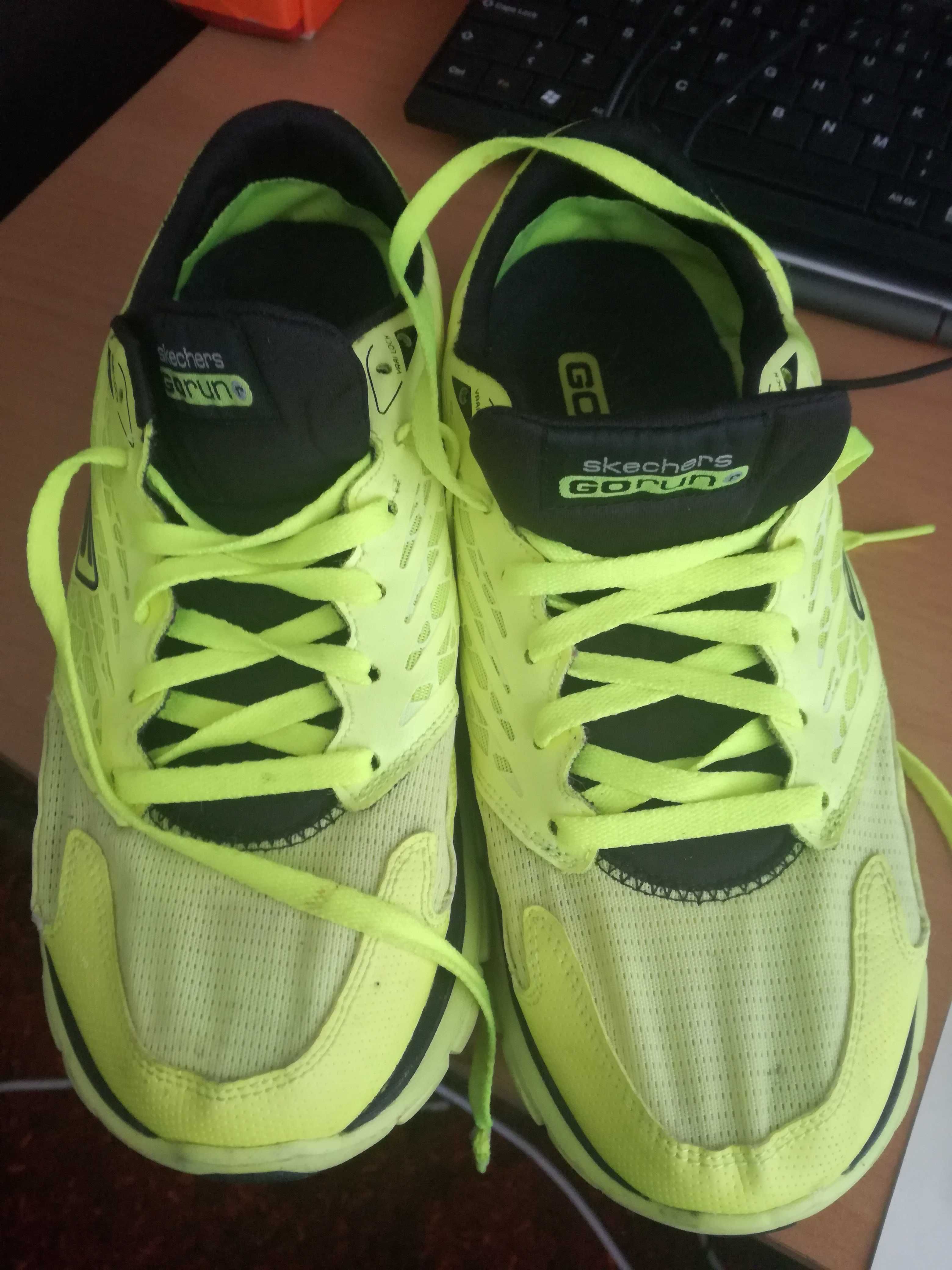 Sapatos de desporto, Nike e Skechers