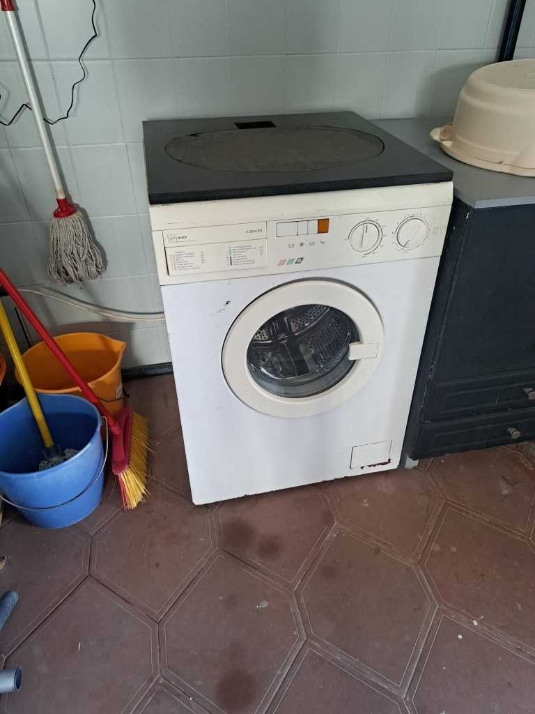 Máquina de lavar roupa a funcionar (com problema)