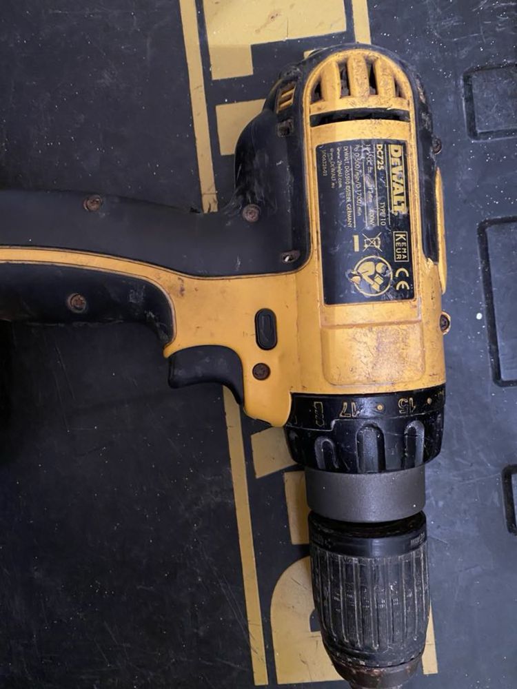 Wkrętarka szczotkowa dewalt+ lampka walizka