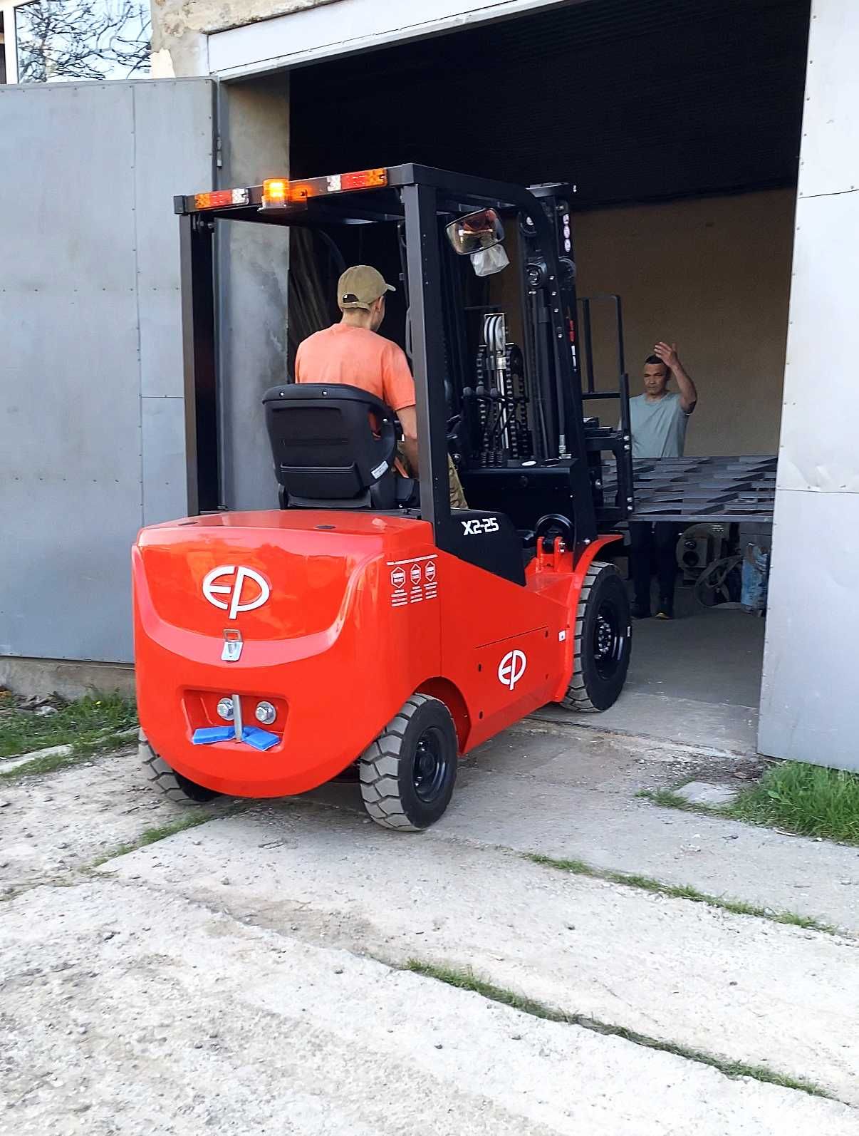 Новий ектричний Li-Ion навантажувач EP EFX2 2.5т/4.8м, бокове зміщення