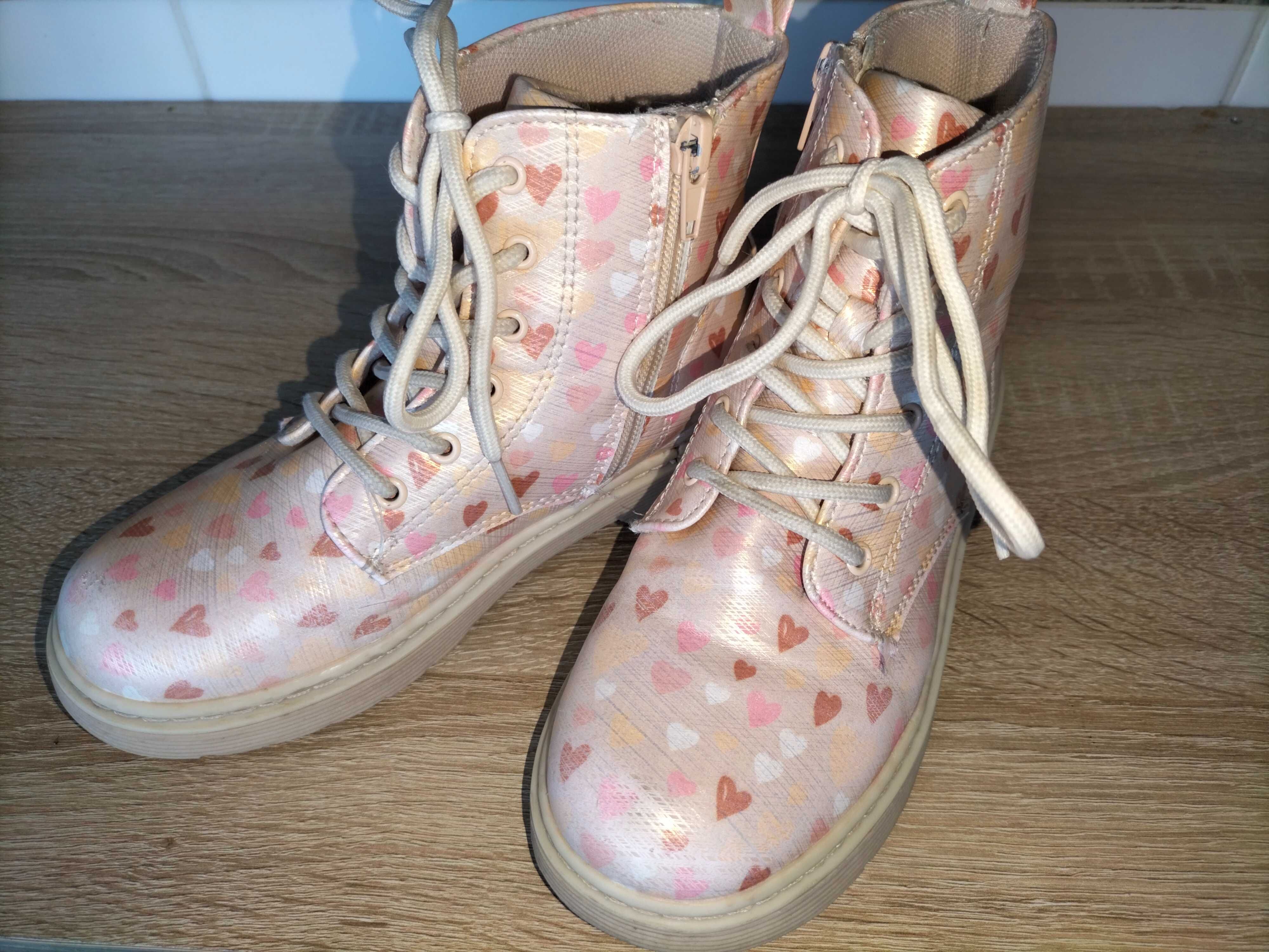 Botas aos corações até ao tornozelo