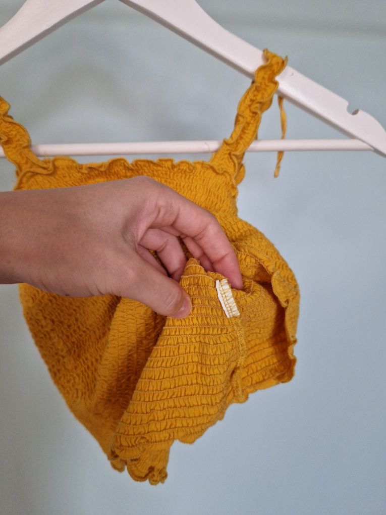 Żółta dopasowana bluzka top na ramiączkach marszczeniami Stradivarius