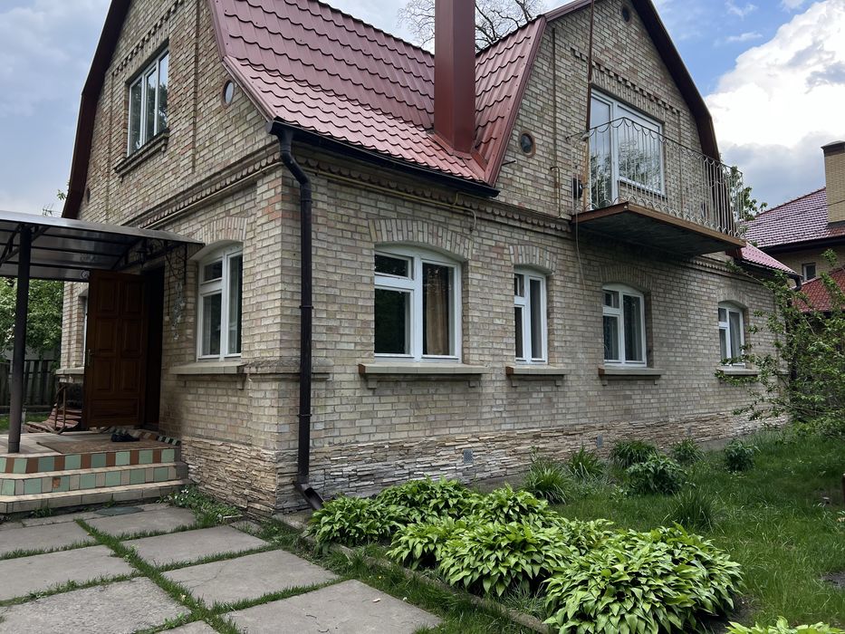 Двоповерховий цегляний будинок у Ворзелі з великою ділянкою серед лісу