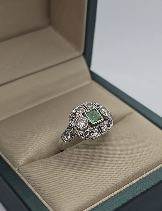 Złoty pierścionek ze szmaragdem i diamentami