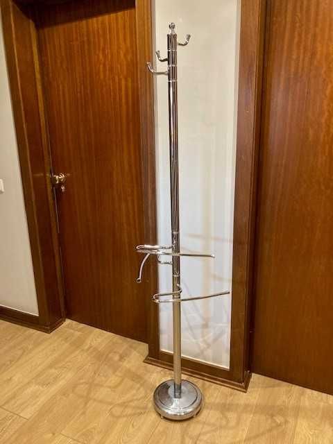 Toalheiro de Chão Cromado