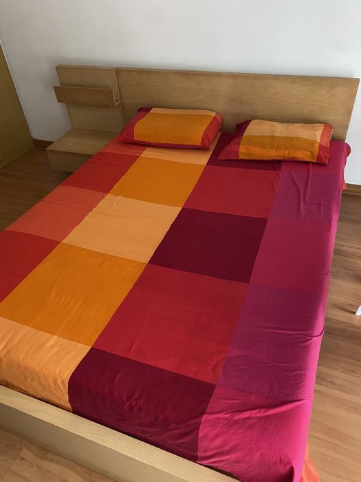 Cama de casal c/ cabeceira e mesa