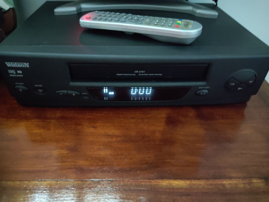 Televisão LCD antiga com entrada de DVD Akai, e video watson .
