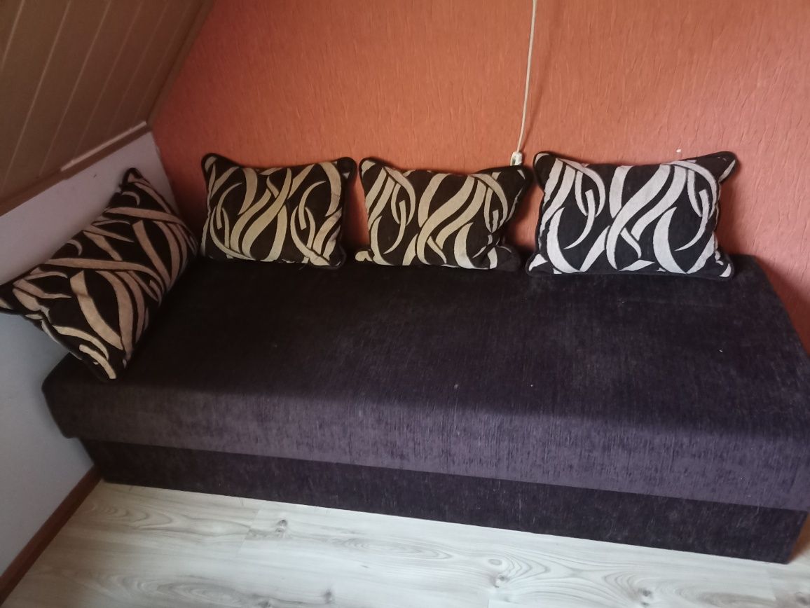 Kanapotapczan z poduszkami