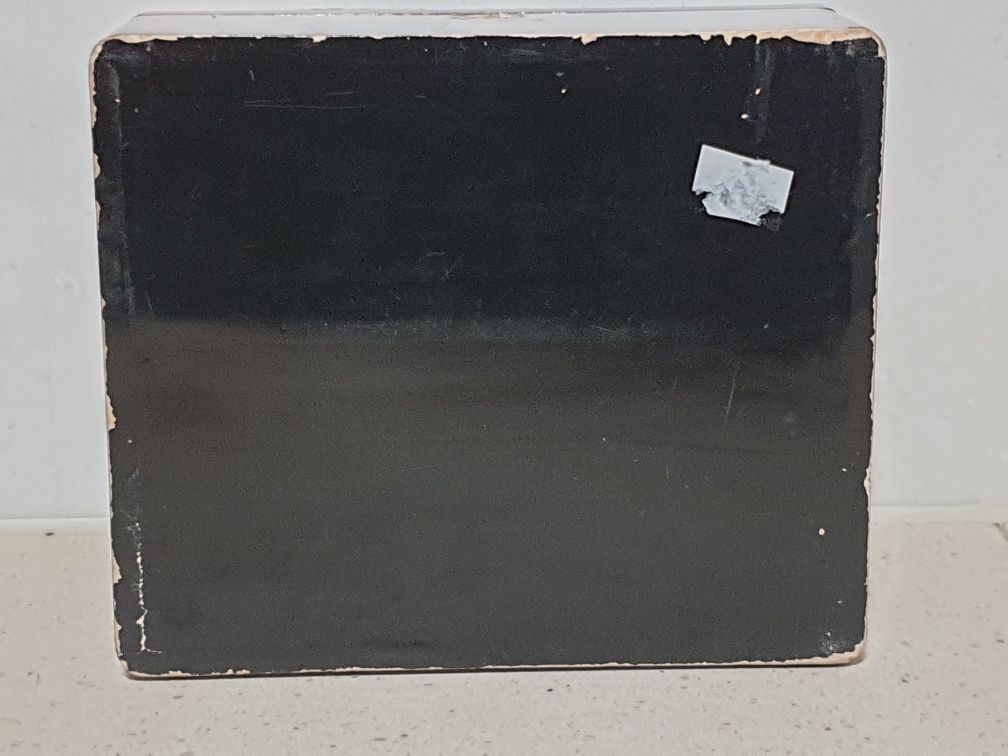 Antiga caixa asiática em madeira pintada à mão