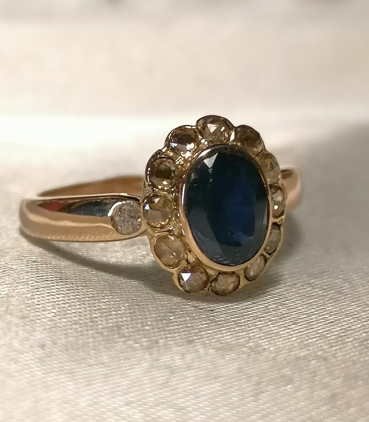 Старинное кольцо с натуральными 56 пробы бриллиантами и сапфиром