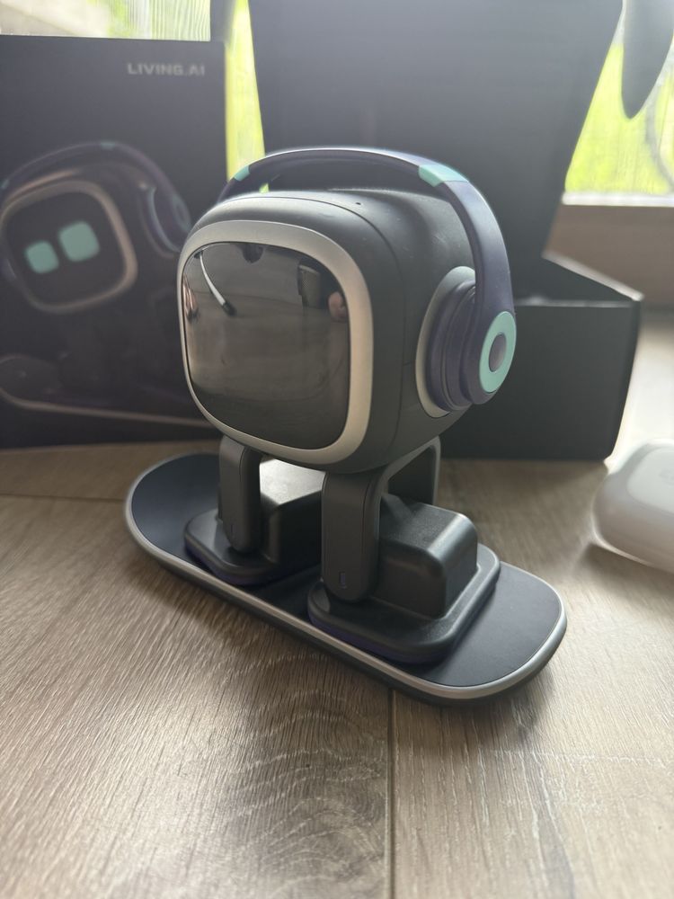 EMO AI Desktop Pet od living.ai robot