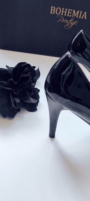 Piękne sexowne czarne lakierowane wysokie piękne eleganckie na obcasie