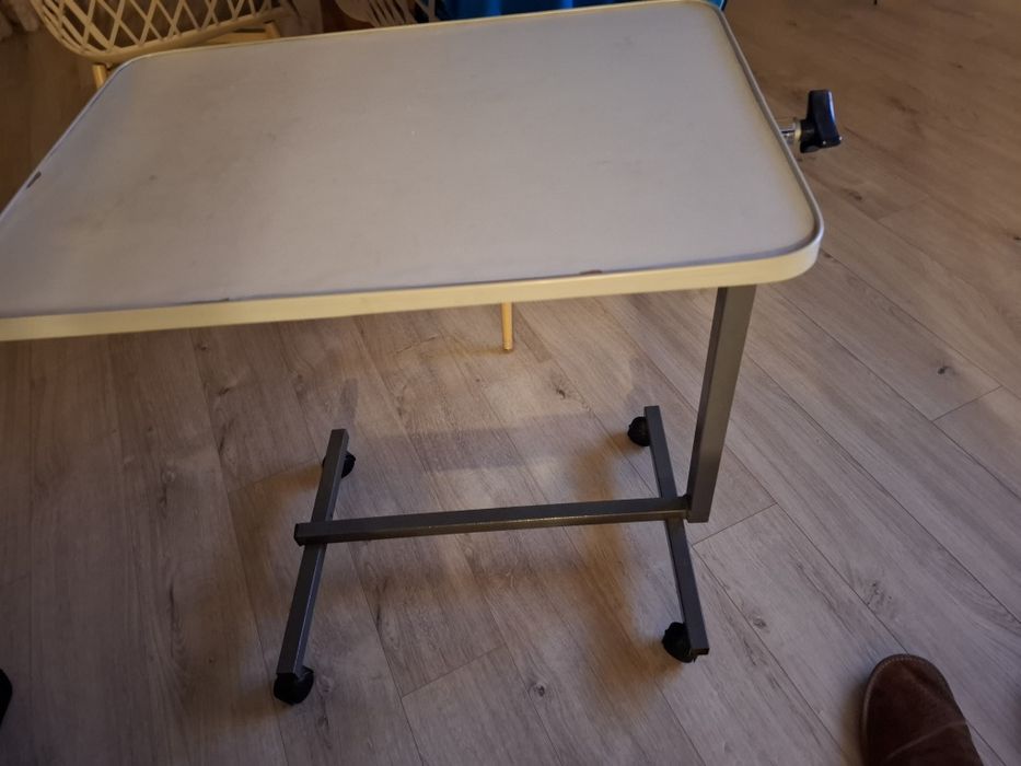 Stolik przyłóżkowy