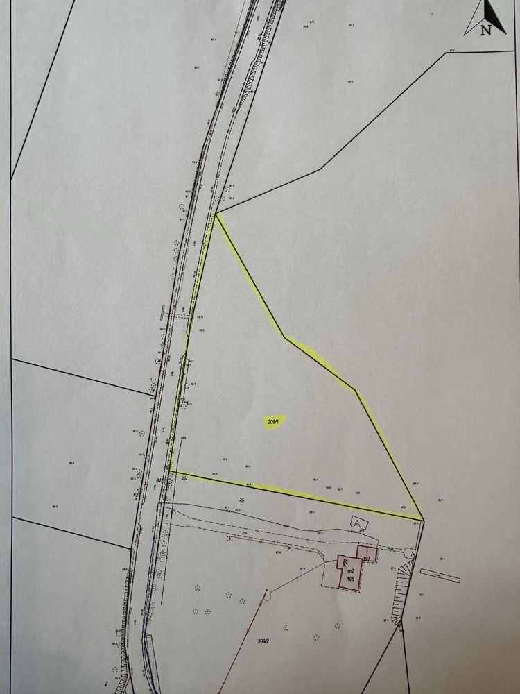 Działka budowlana z linią brzegową jeziora